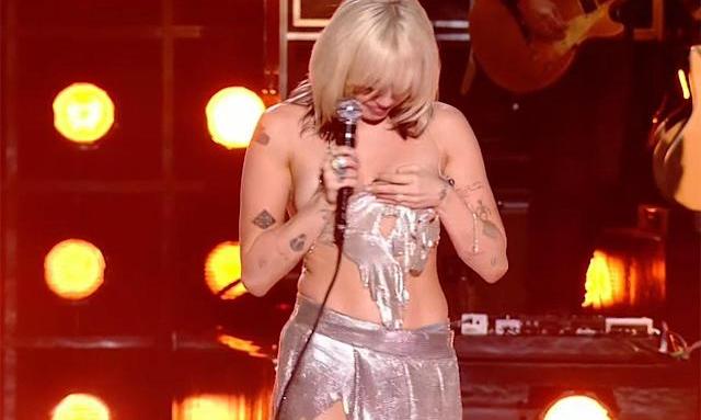 Miley Cyrus Wardrobe Malfunction Pic